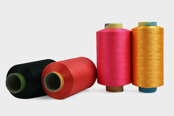 I filati di poliestere sono una scelta popolare per l'industria tessile grazie alle loro qualità intrinseche di resistenza e durata