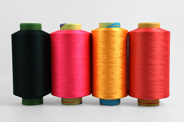 Il filato di filamenti di poliestere è uno dei tipi di filato più popolari utilizzati nell'industria tessile