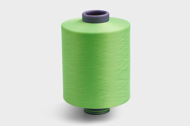 Il filato di poliestere è la fibra tessile più comune e ampiamente utilizzata in tutto il mondo